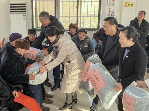 2現場為老人發放慰問物資_愛奇藝.jpg