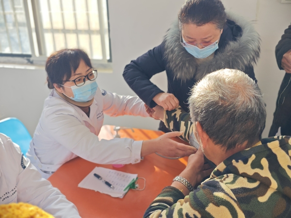 7現場為老人們進行免費體檢_愛奇藝.jpg
