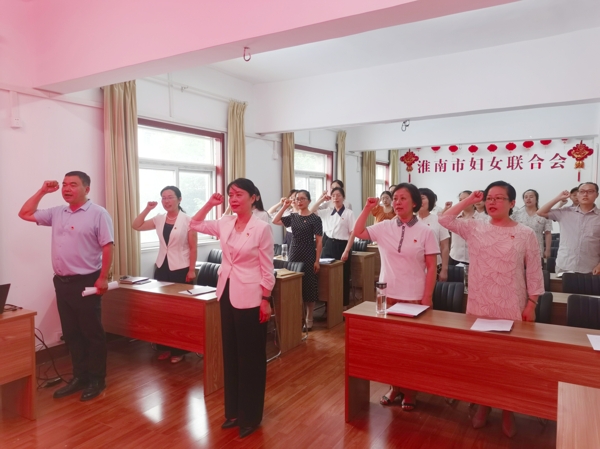 圖2王毅帶領黨員重溫入黨誓詞_愛奇藝.jpg