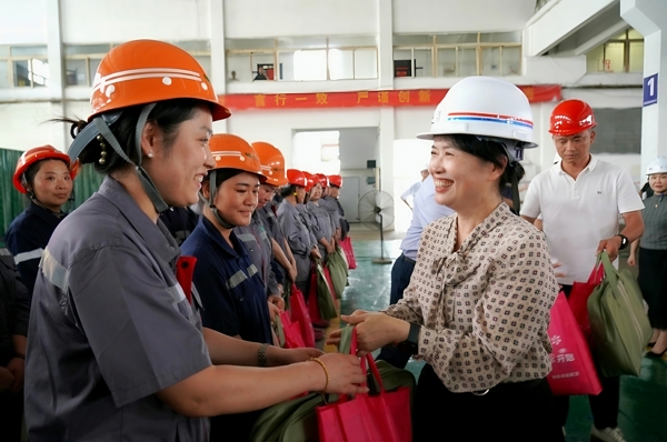 202635-859172.jpg 王毅慰問礦區(qū)一線女職工_愛奇藝.jpg