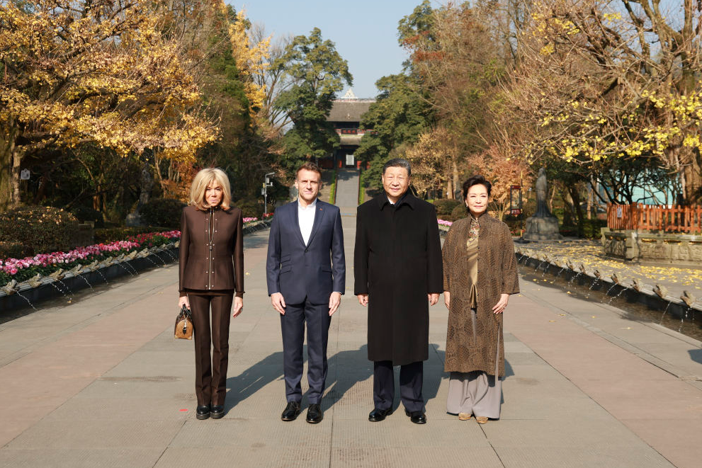 習(xí)近平同法國(guó)總統(tǒng)馬克龍?jiān)诔啥挤钦綍?huì)晤